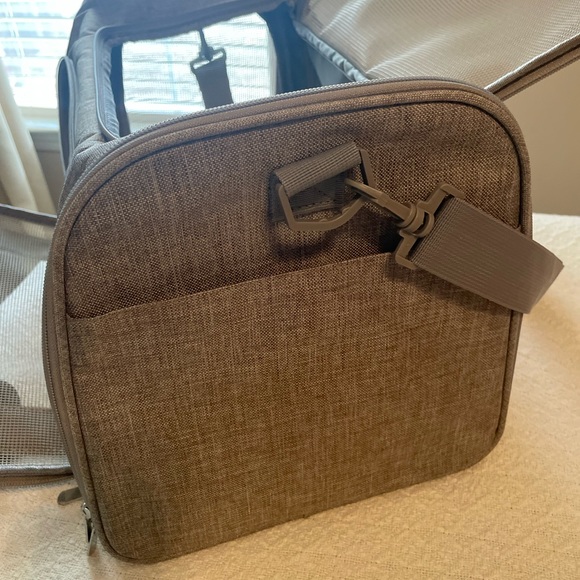 Grey collapsible Travel Carrier for Small Pet - Picture 4 of 11